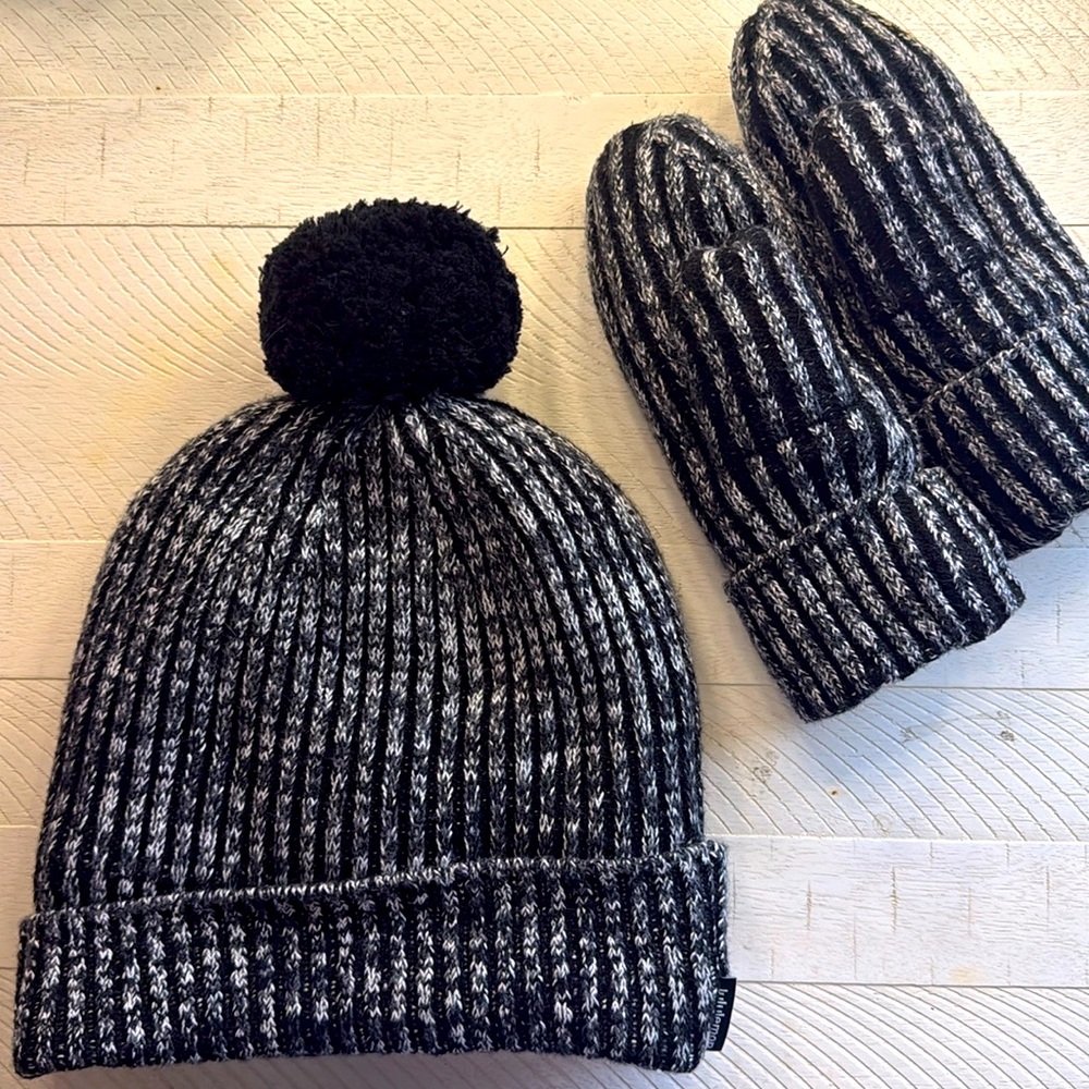 BLACK AND WHITE LULULEMON HAT/GLOVES! 🤍🖤❤️ (no longer sold in stores)